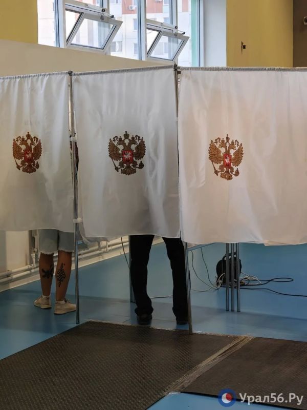 Участки для голосования закроются через час, а люди продолжают идти Участки для голосования закроются через час, а люди продолжают идти