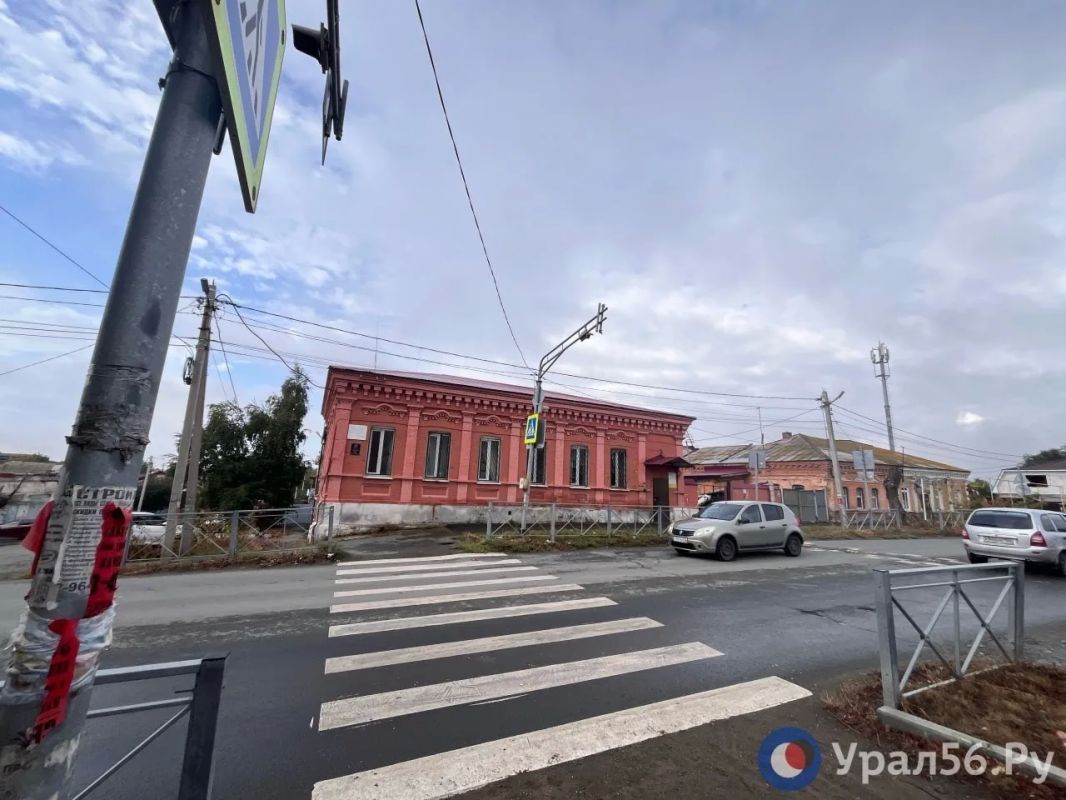 В Орске на пешеходных переходах у двух школ не работают сигнальные огни В Орске на пешеходных переходах у двух школ не работают сигнальные огни