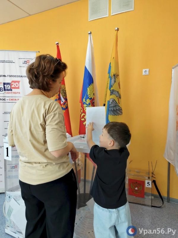 Участки для голосования закроются через час, а люди продолжают идти Участки для голосования закроются через час, а люди продолжают идти