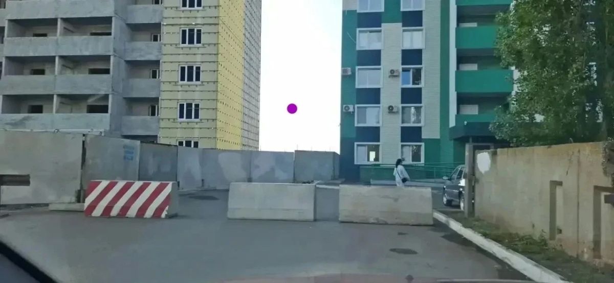 «Мой дом — моя крепость»: жильцы дома № 3 по ул. Рокоссовского в Оренбурге перекрыли выезд соседям бетонными блоками