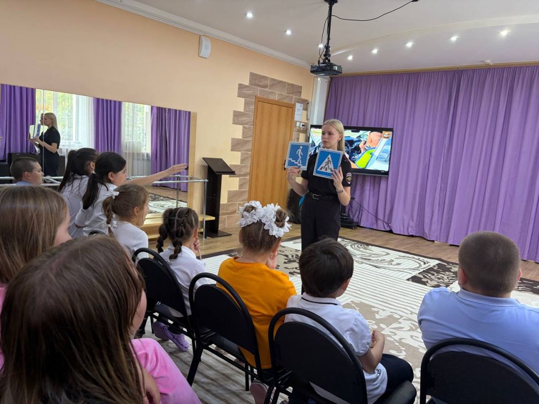 Сотрудники Госавтоинспекции провели познавательную беседу для воспитанников СРНЦ «Алёнушка», в рамках «Недели безопасности» Сотрудники Госавтоинспекции провели познавательную беседу для воспитанников СРНЦ «Алёнушка», в рамках «Недели безопасности»