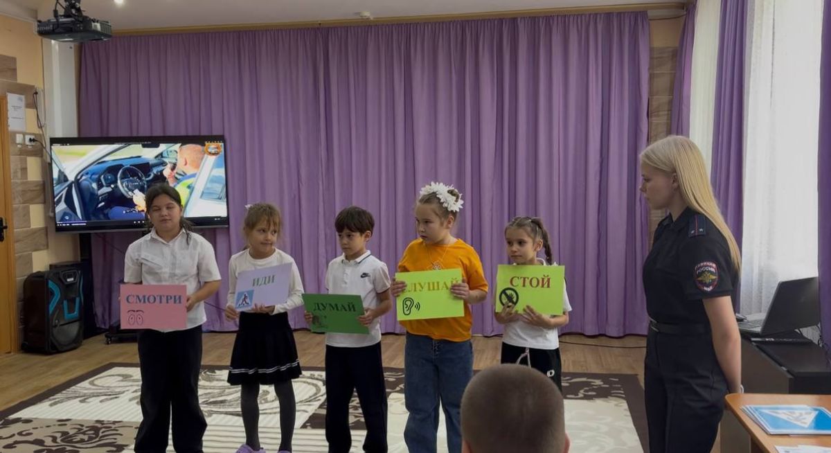 Сотрудники Госавтоинспекции провели познавательную беседу для воспитанников СРНЦ «Алёнушка», в рамках «Недели безопасности» Сотрудники Госавтоинспекции провели познавательную беседу для воспитанников СРНЦ «Алёнушка», в рамках «Недели безопасности»