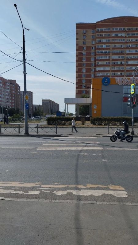 Обещанные «зебры» в Оренбурге так и не появились: пешеходные переходы у школ остались без разметки Обещанные «зебры» в Оренбурге так и не появились: пешеходные переходы у школ остались без разметки