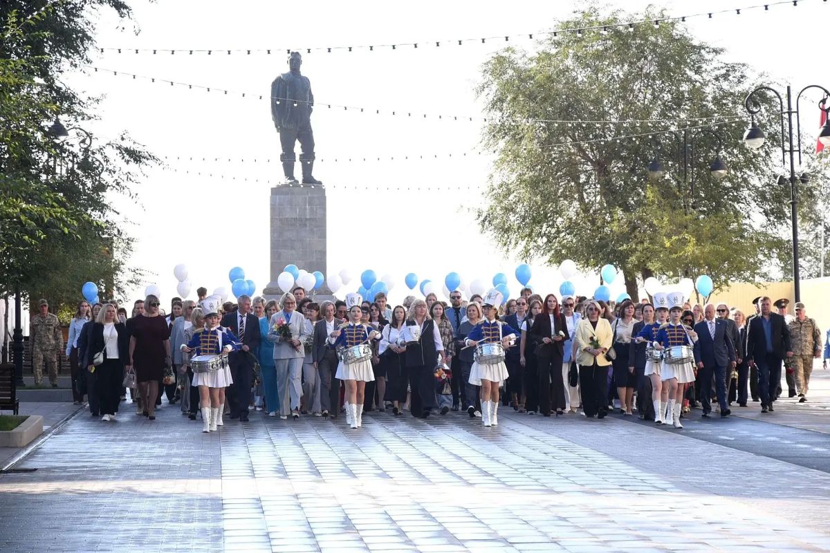 В Оренбурге прошло традиционное шествие молодых педагогов В Оренбурге прошло традиционное шествие молодых педагогов