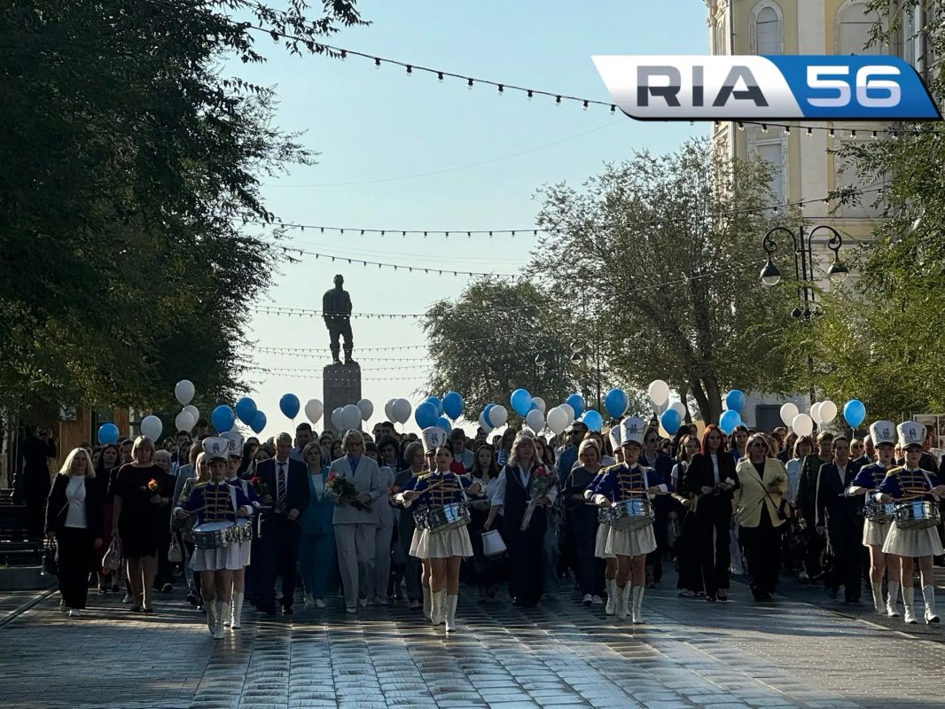 Сегодня в Оренбурге прошло шествие молодых педагогов Сегодня в Оренбурге прошло шествие молодых педагогов