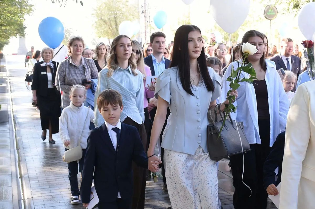 В Оренбурге прошло традиционное шествие молодых педагогов В Оренбурге прошло традиционное шествие молодых педагогов