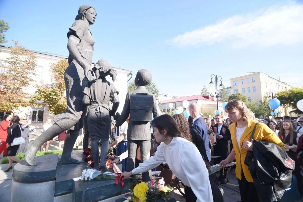 В Оренбурге прошло традиционное шествие молодых педагогов В Оренбурге прошло традиционное шествие молодых педагогов