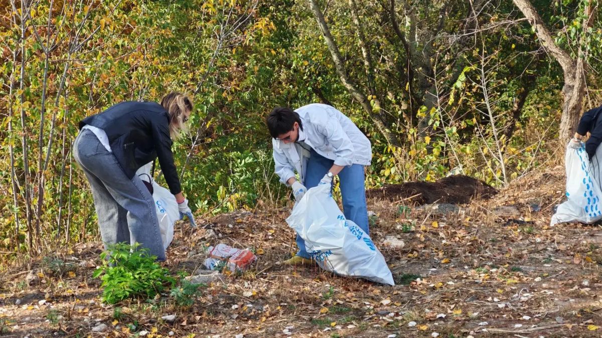 Более 400 оренбуржцев приняли участие в акции «Нашим рекам – чистые берега!» Более 400 оренбуржцев приняли участие в акции «Нашим рекам – чистые берега!»