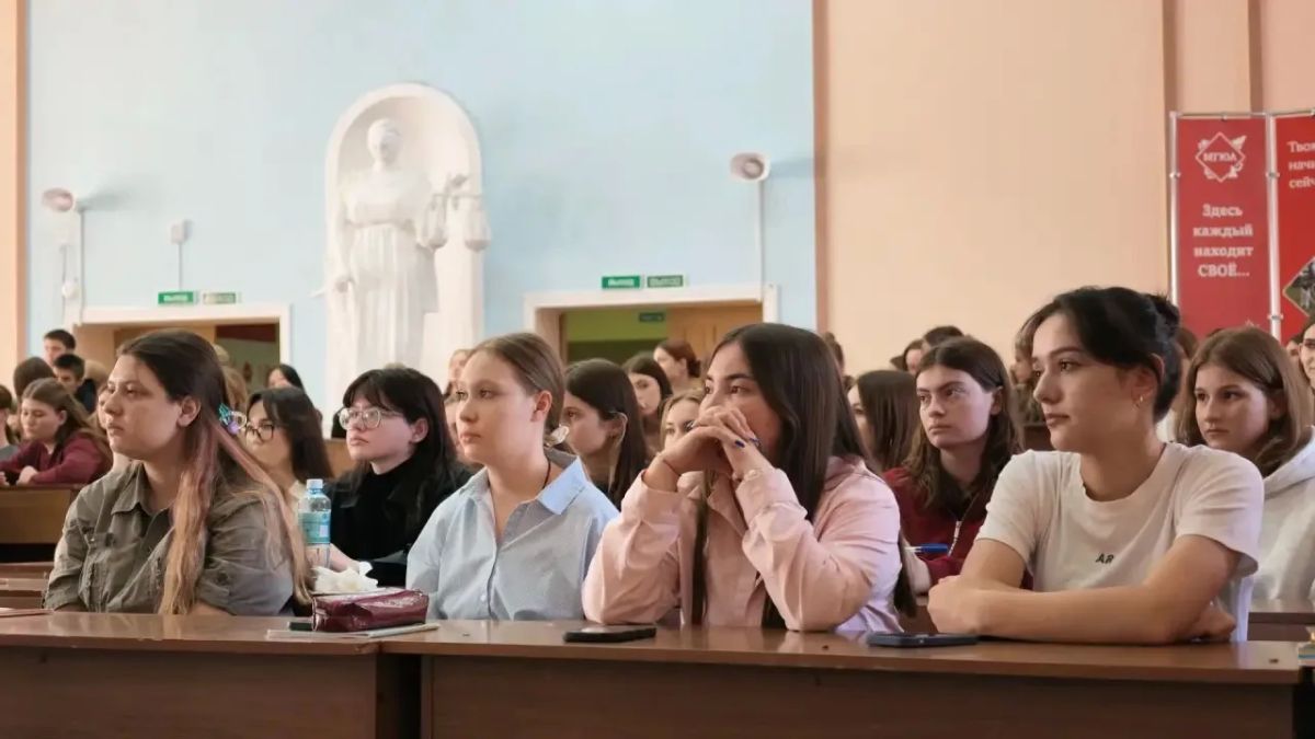 В Оренбурге полицейские встретились со студентами экономико-юридического колледжа В Оренбурге полицейские встретились со студентами экономико-юридического колледжа