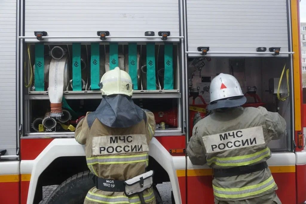 Огнеборцы защищают поселок Губерля от ландшафтного пожара