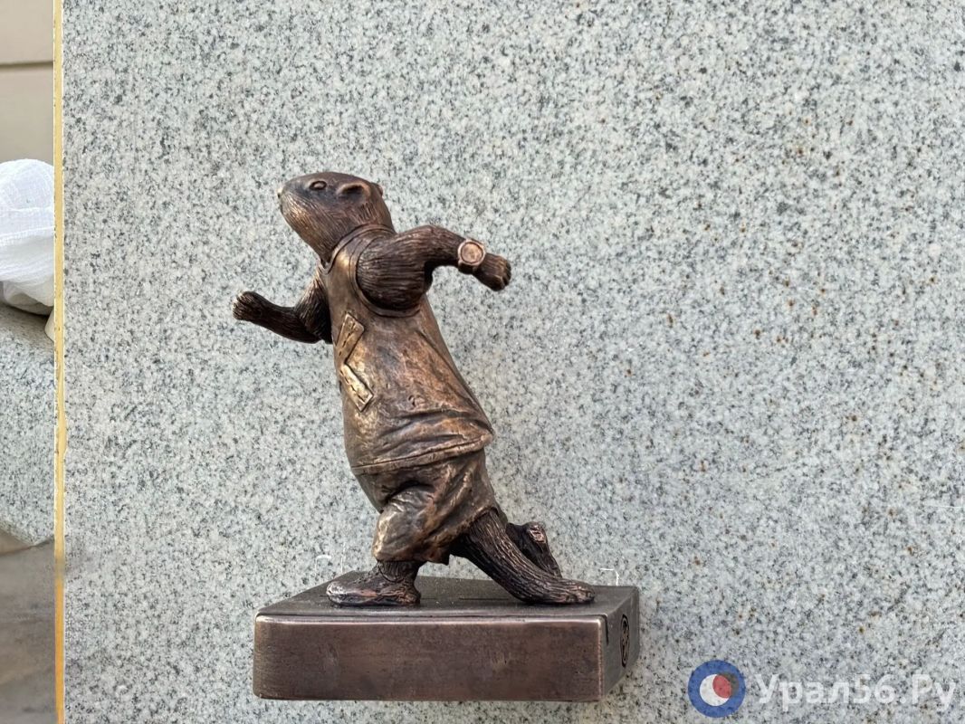 В Оренбурге к забегу Полуночник установили фигурку байбака-бегуна В Оренбурге к забегу Полуночник установили фигурку байбака-бегуна