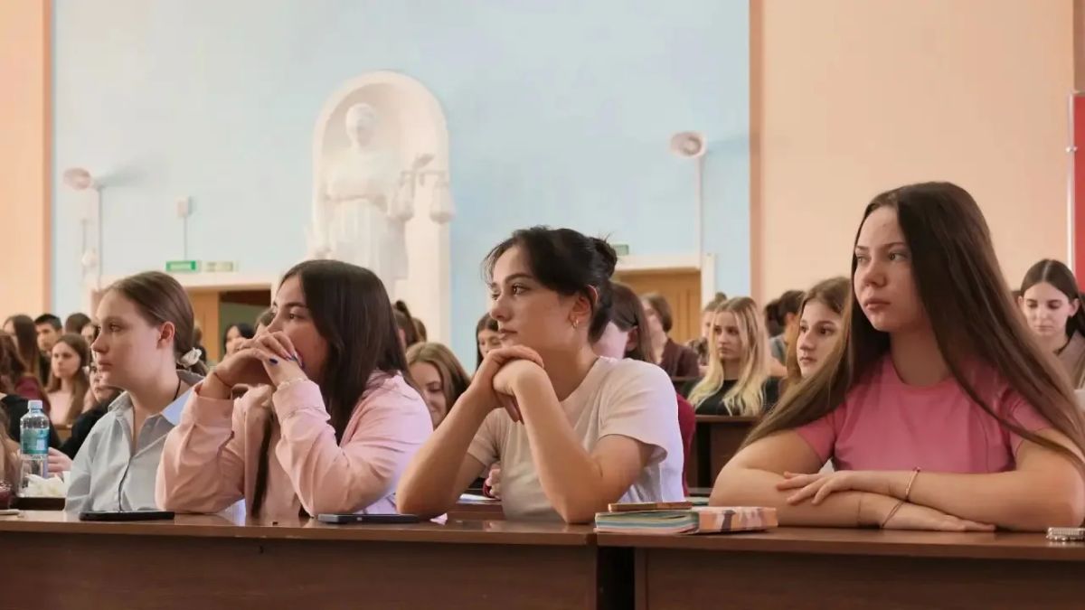 В Оренбурге полицейские встретились со студентами экономико-юридического колледжа В Оренбурге полицейские встретились со студентами экономико-юридического колледжа