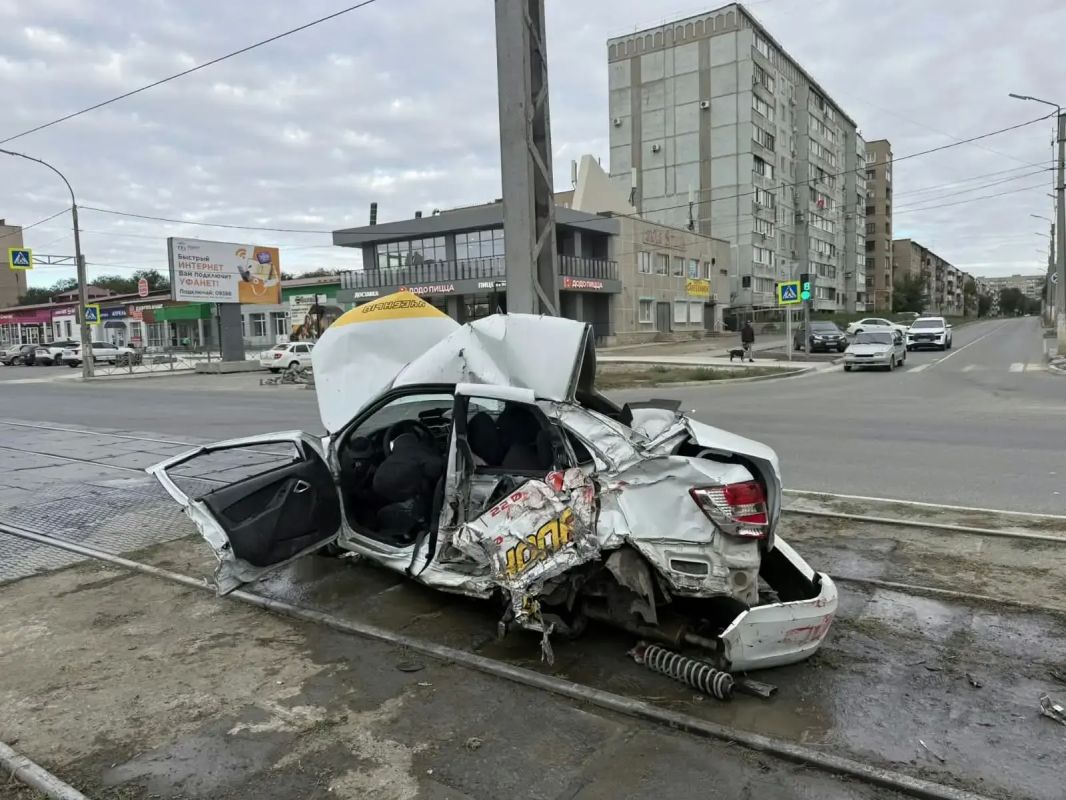 В Новотроицке автомобиль столкнулся с трамваем В Новотроицке автомобиль столкнулся с трамваем