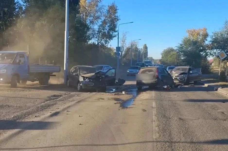 Сразу три автомобиля не разъехались на Шарлыкском шоссе в Оренбурге