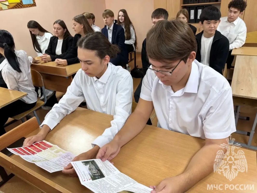 Школьники Оренбурга узнали, как стать частью коллектива МЧС России Школьники Оренбурга узнали, как стать частью коллектива МЧС России