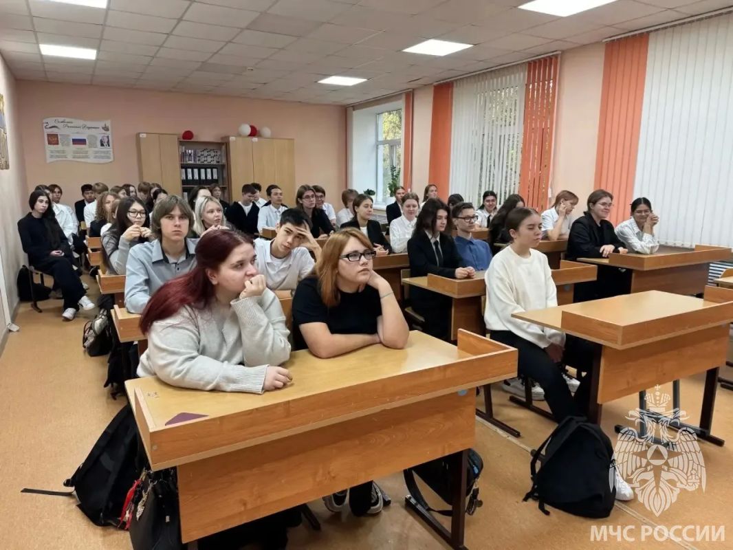 Школьники Оренбурга узнали, как стать частью коллектива МЧС России Школьники Оренбурга узнали, как стать частью коллектива МЧС России