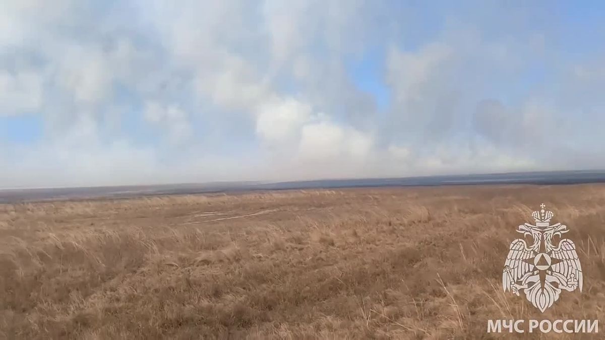МЧС тушит несколько пожаров на востоке Оренбуржья