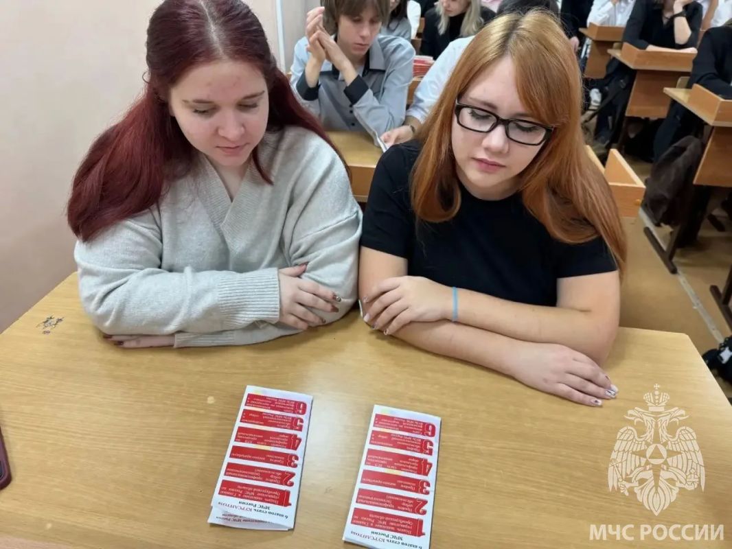 Школьники Оренбурга узнали, как стать частью коллектива МЧС России Школьники Оренбурга узнали, как стать частью коллектива МЧС России