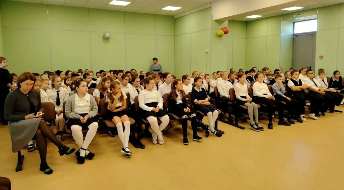 В Гимназии №1 города Новотроицка прошла массовая беседа с учениками, которую провёл сотрудник Госавтоинспекции МУ МВД России "Орское" В Гимназии №1 города Новотроицка прошла массовая беседа с учениками, которую провёл сотрудник Госавтоинспекции МУ МВД России "Орское"