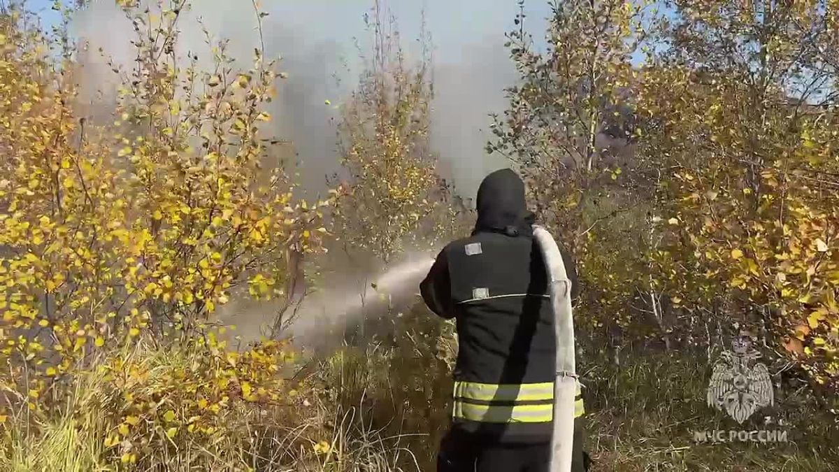 Специалисты МЧС России тушат ландшафтный пожар в Медногорском городском округе