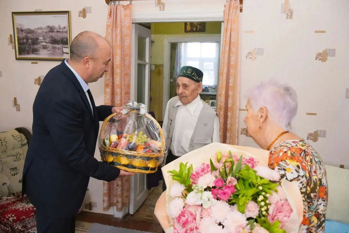 Первый заместитель Главы города Руслан Магомедов навестил ветерана Хабибуллу Байтеева в Международный день пожилых людей Первый заместитель Главы города Руслан Магомедов навестил ветерана Хабибуллу Байтеева в Международный день пожилых людей