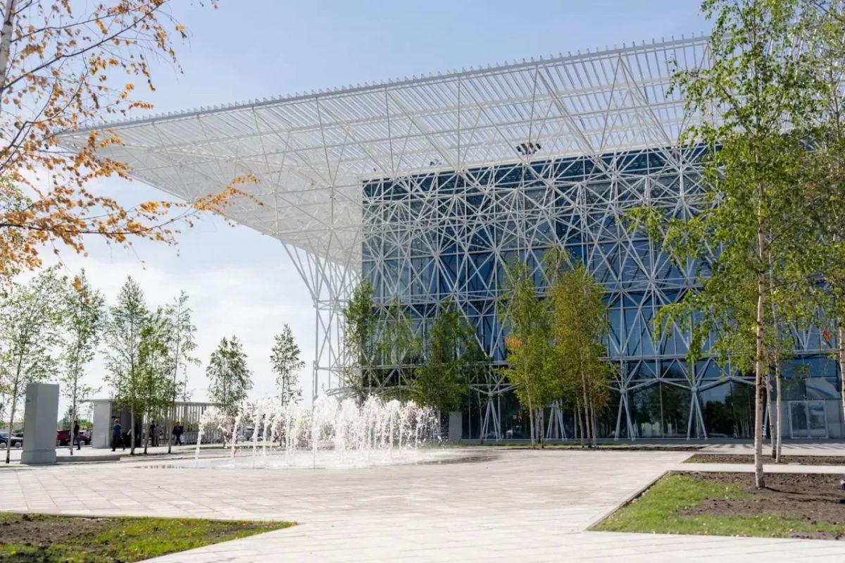 У нового терминала аэропорта "Оренбург" открыли сквер с фонтаном