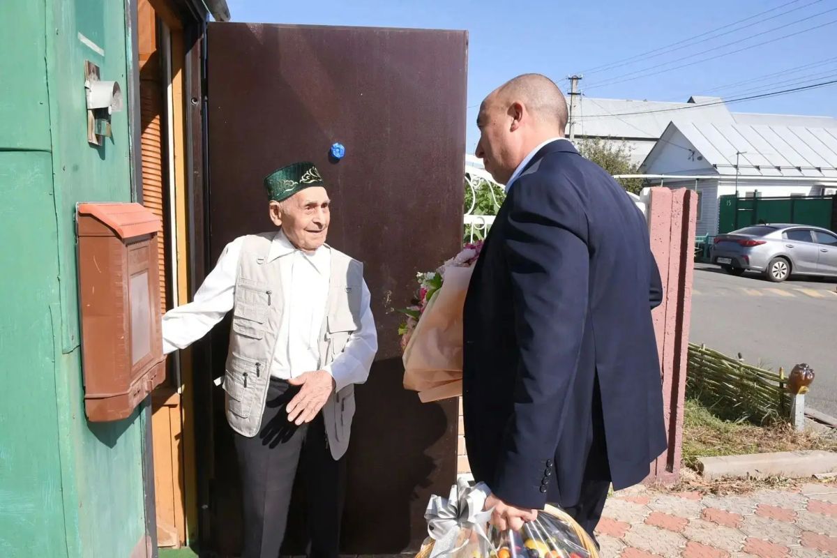 Первый заместитель Главы города Руслан Магомедов навестил ветерана Хабибуллу Байтеева в Международный день пожилых людей Первый заместитель Главы города Руслан Магомедов навестил ветерана Хабибуллу Байтеева в Международный день пожилых людей