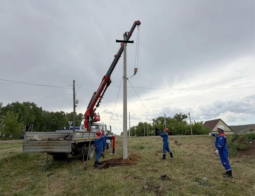 Губернатор Оренбургской области Евгений Солнцев поздравил электросетевую компанию «Оренбургкоммунэлектросеть» с полувековым юбилеем Губернатор Оренбургской области Евгений Солнцев поздравил электросетевую компанию «Оренбургкоммунэлектросеть» с полувековым юбилеем