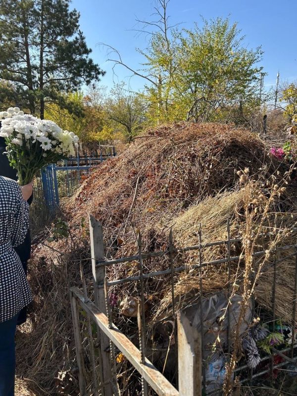 Мусор на кладбище в Оренбурге копится с прошлой осени — родственники боятся, что скоро не смогут пройти к могилам Мусор на кладбище в Оренбурге копится с прошлой осени — родственники боятся, что скоро не смогут пройти к могилам