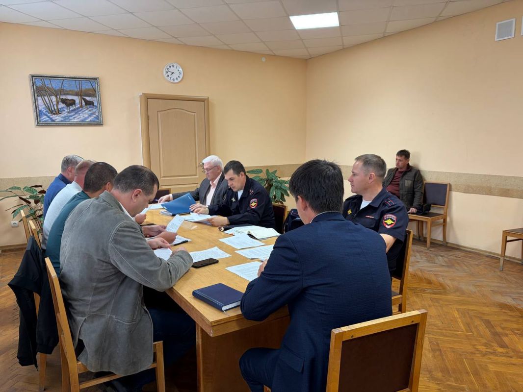 Сотрудники Госавтоинспекции в рамках профилактики детского дорожно-транспортного травматизма провели с воспитанниками МБУДО «Дом пионеров и школьников» города Кувандыка занятие «Маленькие хитрости на большой дороге» Сотрудники Госавтоинспекции в рамках профилактики детского дорожно-транспортного травматизма провели с воспитанниками МБУДО «Дом пионеров и школьников» города Кувандыка занятие «Маленькие хитрости на большой дороге»