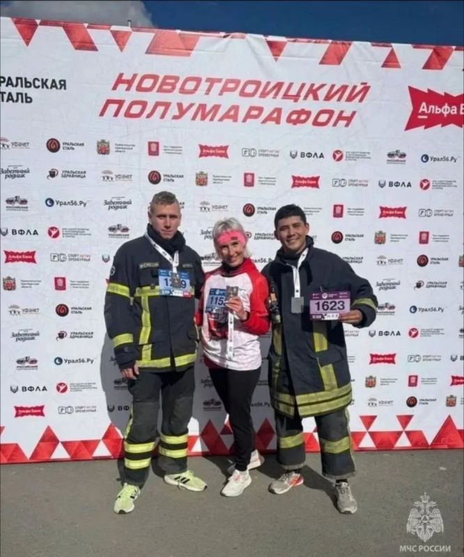 Стальной характер: пожарные пробежали полумарафон в боевой экипировке Стальной характер: пожарные пробежали полумарафон в боевой экипировке