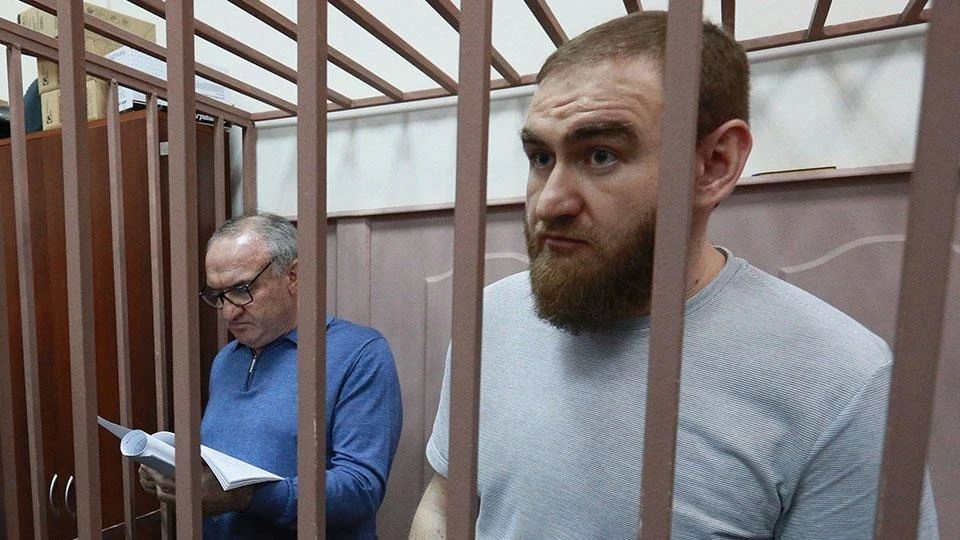 • Суд отказал бывшему сенатору Рауфу Арашукову в двух исках к администрации ИК "Черного дельфина", в которых он оспаривал решения о помещении в ШИЗО, сообщает корреспондент РЕН ТВ из зала суда