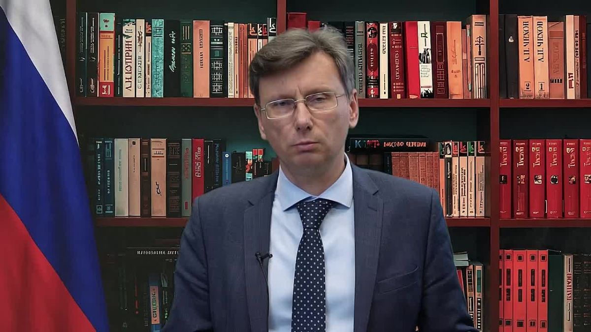 Поздравление с Днем учителя от министра образования Алексея Пахомова