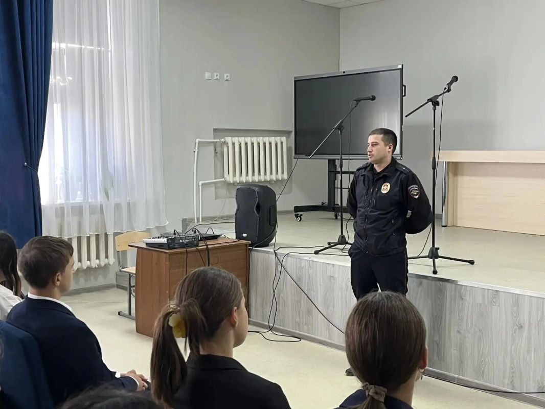 В рамках акции «Сообщи, где торгуют смертью» полицейские Красногвардейского района провели беседу со школьниками В рамках акции «Сообщи, где торгуют смертью» полицейские Красногвардейского района провели беседу со школьниками