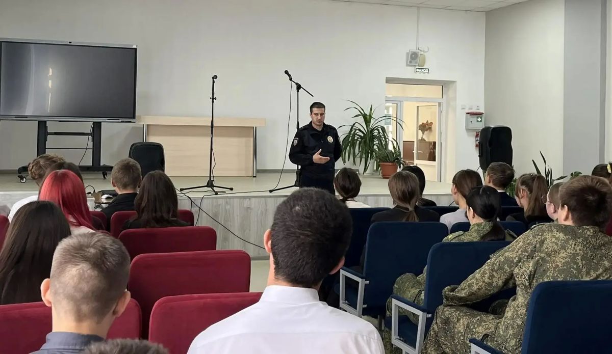 В рамках акции «Сообщи, где торгуют смертью» полицейские Красногвардейского района провели беседу со школьниками