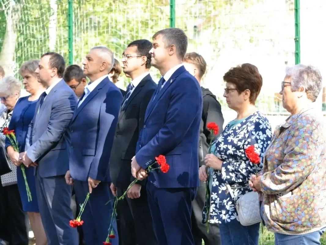 В Медногорске открыли памятную табличку Герою Социалистического Труда В Медногорске открыли памятную табличку Герою Социалистического Труда