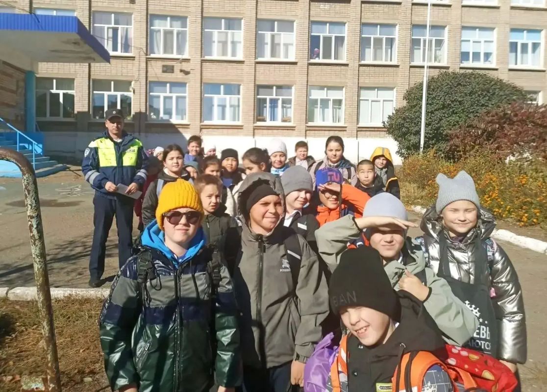 Сотрудник Госавтоинспекции МУ МВД России «Орское» провёл пешеходную экскурсию для учеников Школы № 18 города Новотроицка Сотрудник Госавтоинспекции МУ МВД России «Орское» провёл пешеходную экскурсию для учеников Школы № 18 города Новотроицка