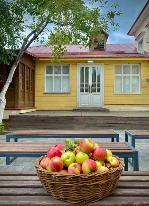 Не главный, но экспонат. В Доме-музее семьи Ростроповичей собрали урожай яблок Не главный, но экспонат. В Доме-музее семьи Ростроповичей собрали урожай яблок