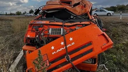Опрокинулся и наехал на опору ЛЭП: водитель КАМАЗа погиб в ДТП в Илекском районе