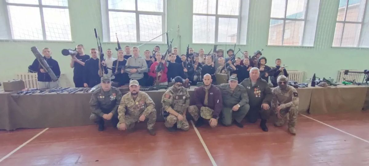 Урок патриотизма: ветераны СВО и казаки встретились с воспитанниками школы в Соль-Илецке