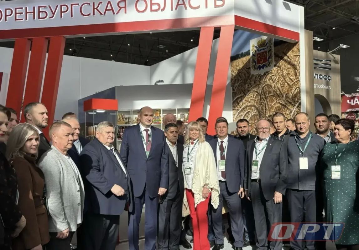 Губернатор Оренбуржья Евгений Солнцев приехал на агровыставку «Золотая осень-2026» Глава региона осмотрел стенд Оренбургской области Губернатор Оренбуржья Евгений Солнцев приехал на агровыставку «Золотая осень-2026» Глава региона осмотрел стенд Оренбургской области