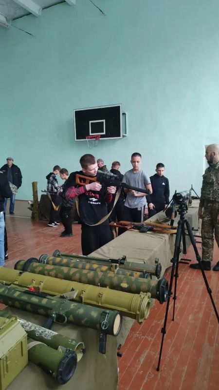 Урок патриотизма: ветераны СВО и казаки встретились с воспитанниками школы в Соль-Илецке Урок патриотизма: ветераны СВО и казаки встретились с воспитанниками школы в Соль-Илецке