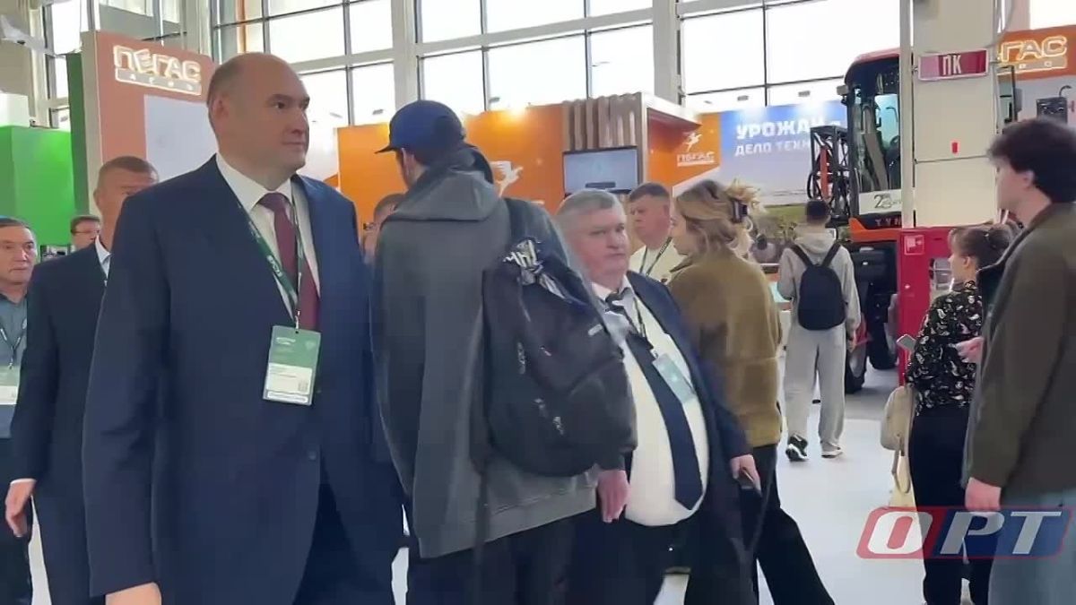 Губернатор Оренбуржья Евгений Солнцев приехал на агровыставку «Золотая осень-2026» Глава региона осмотрел стенд Оренбургской области