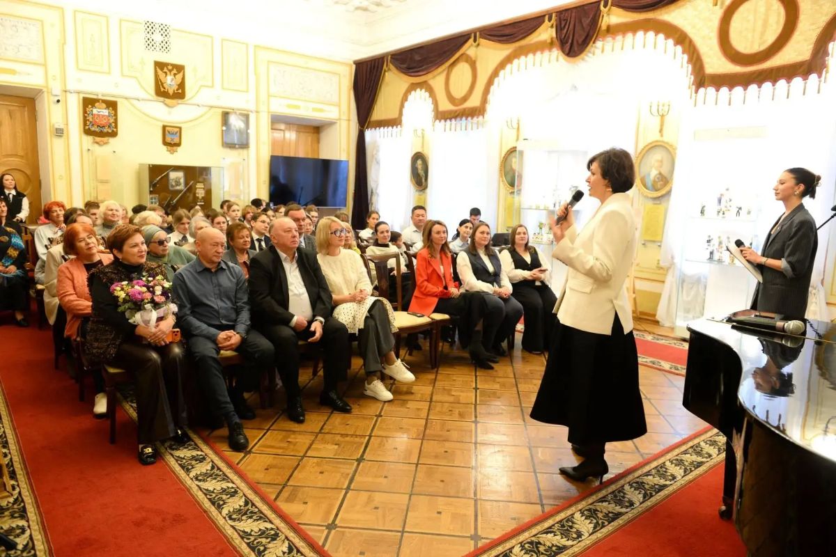 «Сто образов профессии»: в Оренбурге открылась выставка, посвящённая учительскому труду «Сто образов профессии»: в Оренбурге открылась выставка, посвящённая учительскому труду