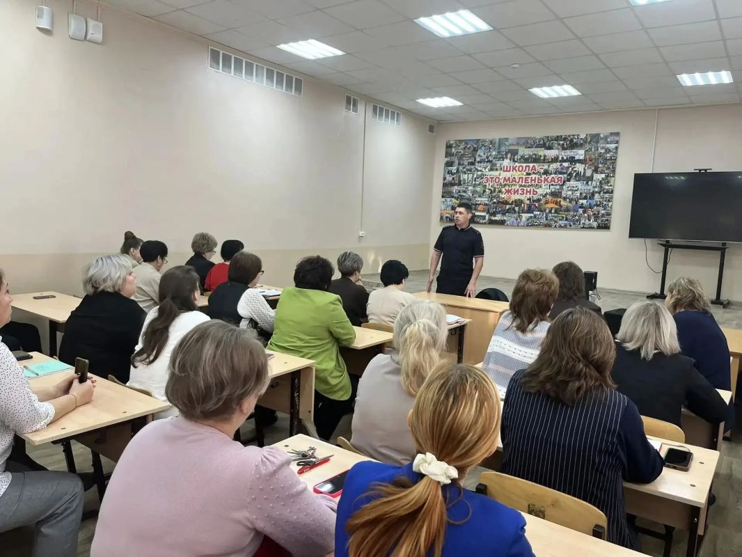 Сотрудники ГИБДД Бузулука обсудили с педагогами школы №3 вопросы безопасности на дороге Сотрудники ГИБДД Бузулука обсудили с педагогами школы №3 вопросы безопасности на дороге
