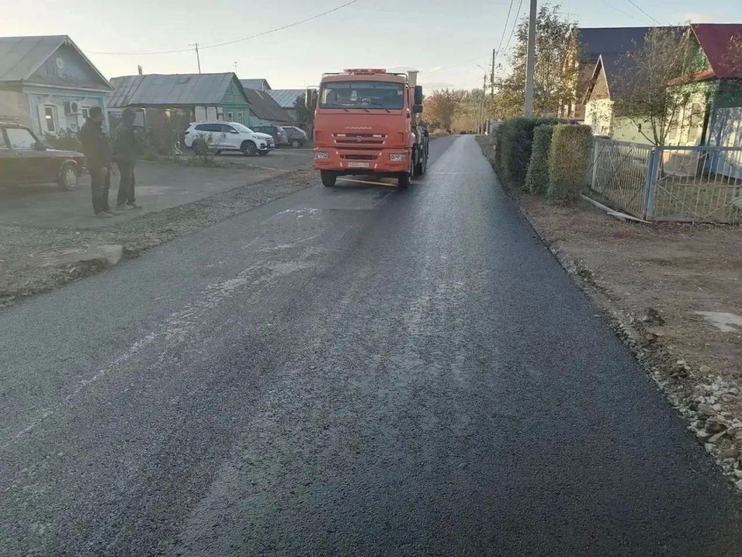 В Оренбурге на улице Гастелло уложили верхний слой асфальта В Оренбурге на улице Гастелло уложили верхний слой асфальта
