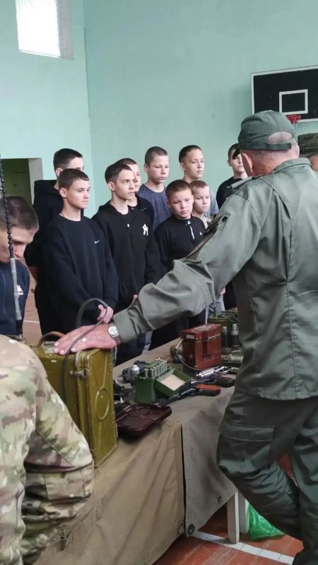Уроки мужества: в СольИлецке ветераны СВО и казаки поговорили с детьми о службе и долге Уроки мужества: в СольИлецке ветераны СВО и казаки поговорили с детьми о службе и долге