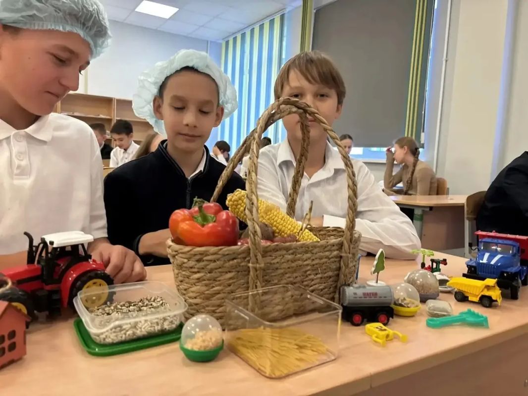 В школах Оренбуржья прошли тематические занятия курса «Россия – мои горизонты» В школах Оренбуржья прошли тематические занятия курса «Россия – мои горизонты»