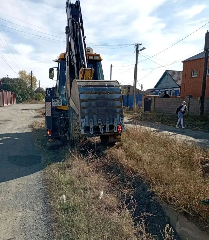 В Орске чистят водопропускные канавы