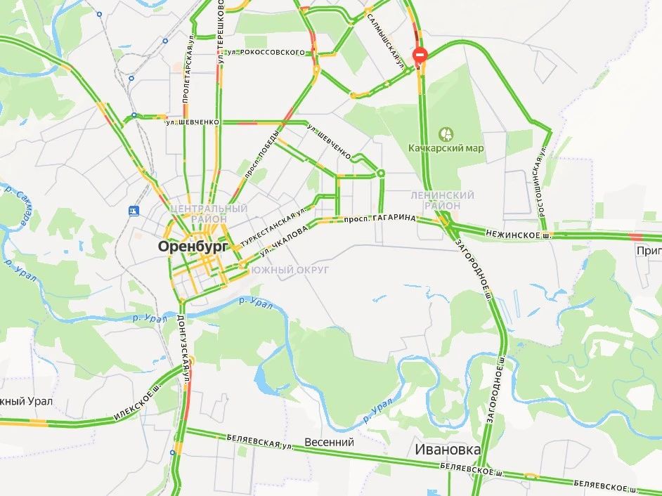 Плотных заторов на дорогах Оренбурга сегодня утром практически нет